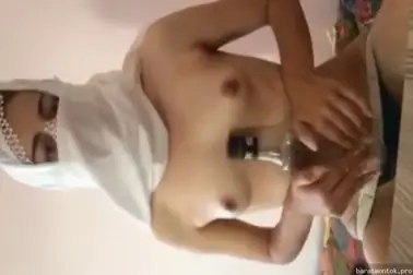 Cewek cantik colmek pakai botol miras super nakal