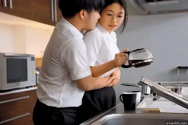 Menggoda Asisten Sekretaris Cantik dan Menggairahkan Secara Diam-diam